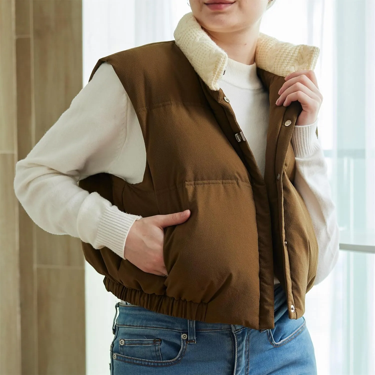 Womens Cropped Puffer Vest Button Sleeveless Light Jacket Stand Collar Essentials Gilet with Pockets